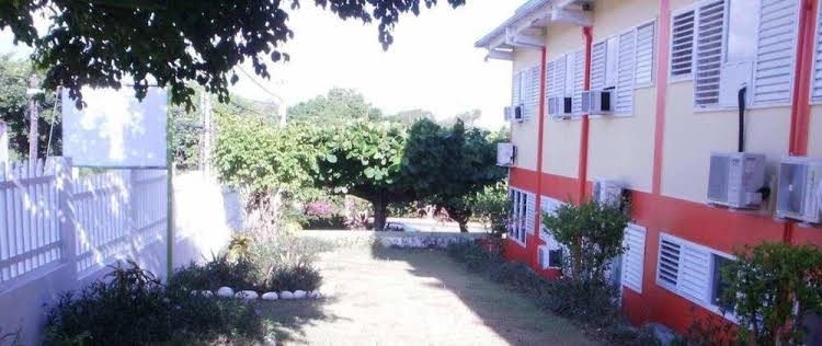 Pineapple Court Hotel4