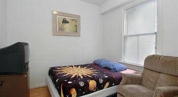 C&N Backpackers Hostel Vancouver1