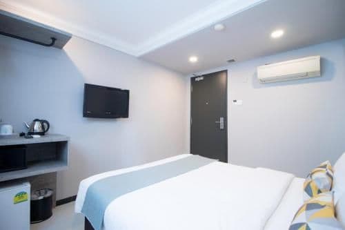 Standard Queen Room (Newly Renovated)