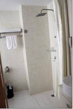 The Gloria Plaza Airport Hotel4