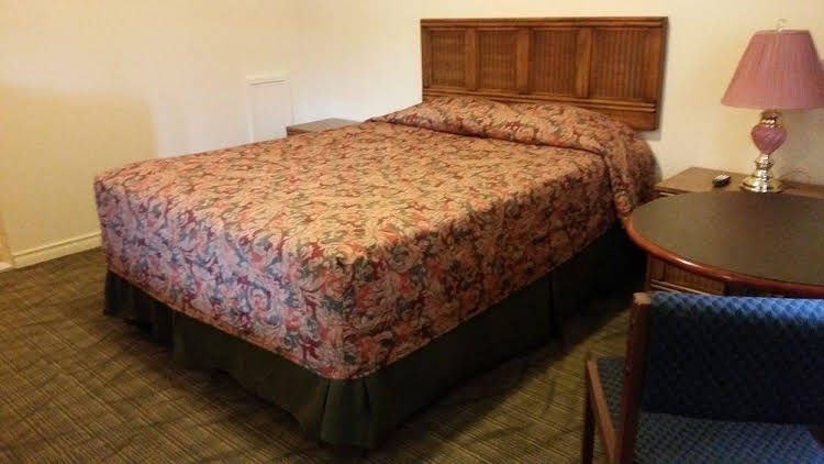 Travellers Choice Motel4