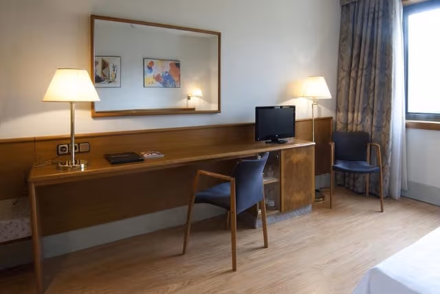 DOUBLE WITH DOUBLE BED
