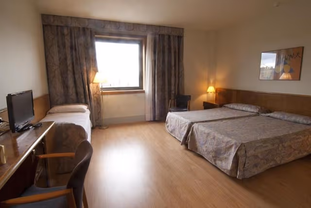 DOUBLE WITH DOUBLE BED