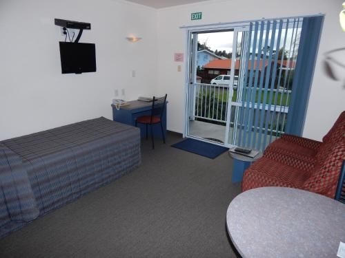 Avenue Heights Motel3