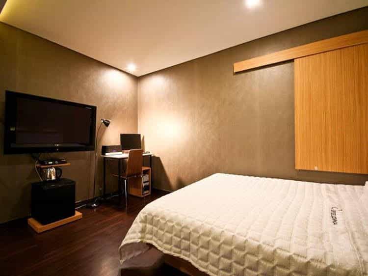 Comma Hotel Comma Hotel