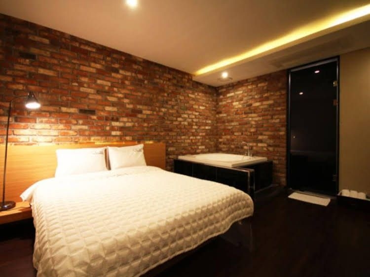 Comma Hotel0
