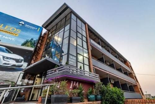 Kingsford Riverside Inn0