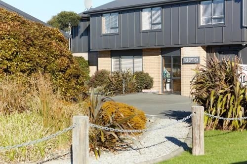 Admiral Court Motel and Apartments1