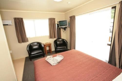 Deluxe Queen Room with Private Bathroom