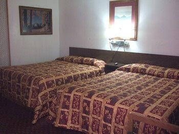 Town House Motor Inn4