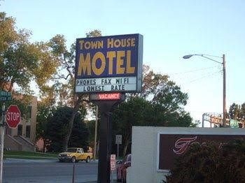 Town House Motor Inn2