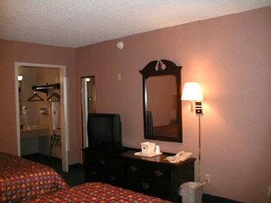 Moberly Inn & Suites1