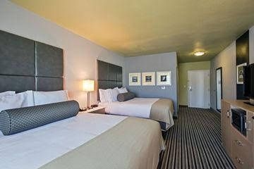 Holiday Inn Express & Suites Carlisle0