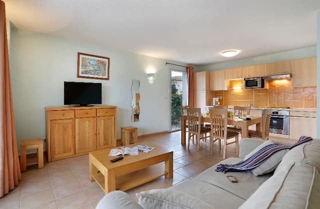 HOME CAPACITY 8 THREE BEDROOMS