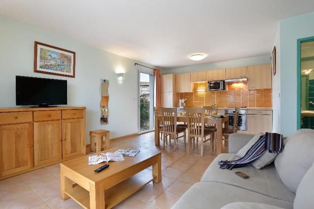 HOME CAPACITY 8 THREE BEDROOMS