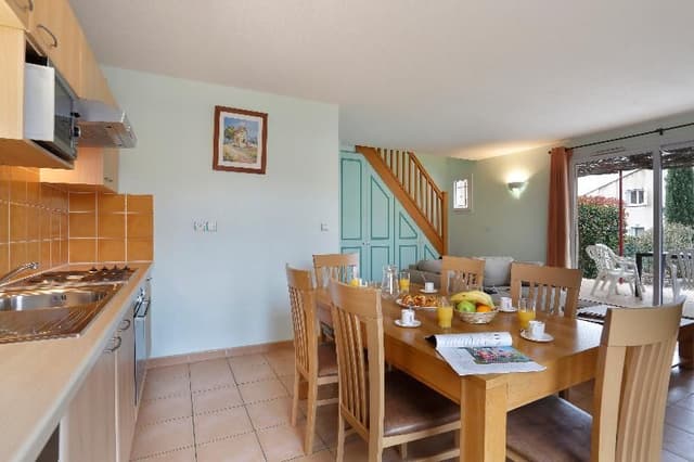 HOME CAPACITY 8 THREE BEDROOMS