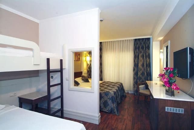 FAMILY ROOM DELUXE