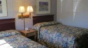 Economy Inn Bloomington2