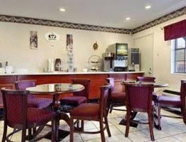 Super 8 Addison by The Galleria / North Dallas4