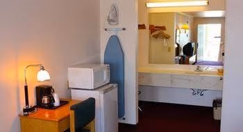 Budget Inn0