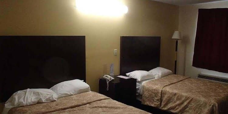 Royal Inn Lafayette3