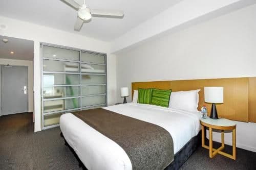 One-Bedroom Apartment with Water View - Weekly Housekeeping