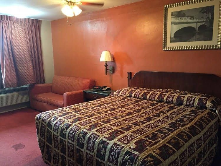Deluxe Inn Airport4