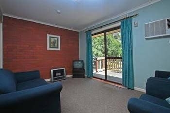 Kingsway Holiday flats and Gariwerd house.4