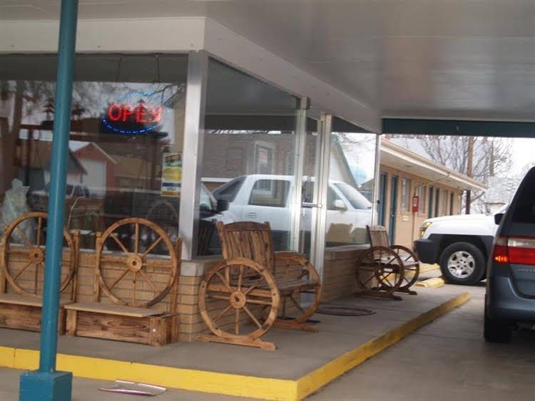 Annie Oakley Motel Oakley1