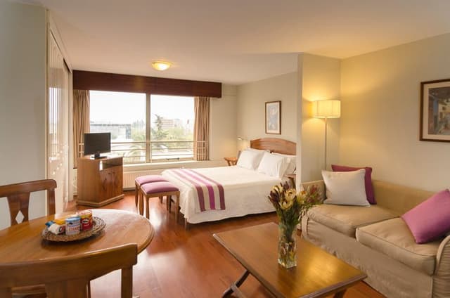 DOUBLE WITH DOUBLE BED