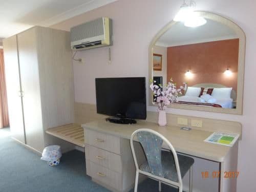 Upstairs Queen Deluxe Room