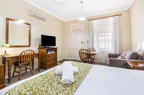 Deluxe Queen Room with Bath