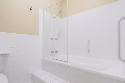 Deluxe Queen Room with Bath