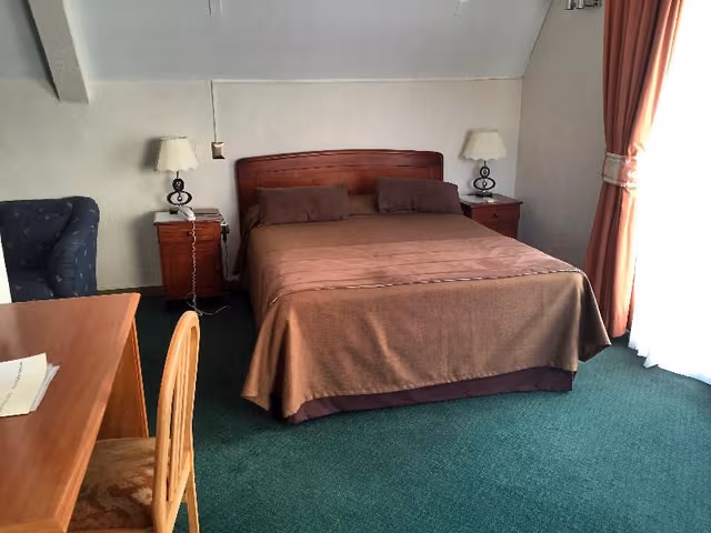 DOUBLE WITH DOUBLE BED