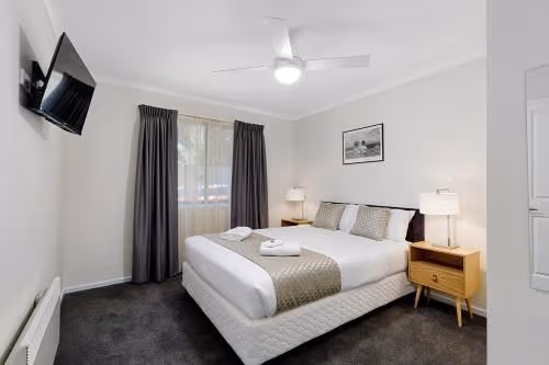 Two-Bedroom Cottage with Spa Bath