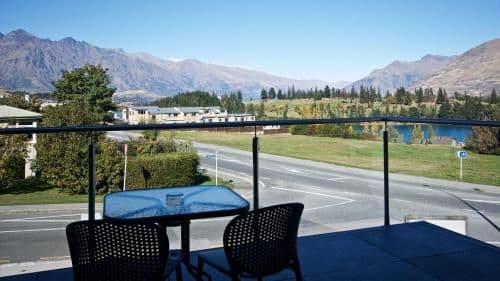One-Bedroom Apartment with Mountain View