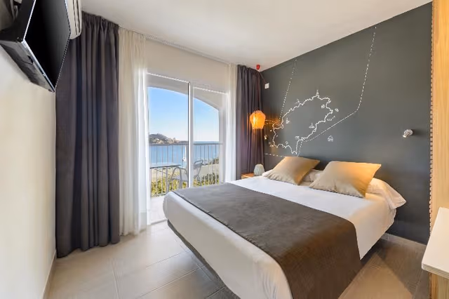 DOUBLE WITH DOUBLE BED