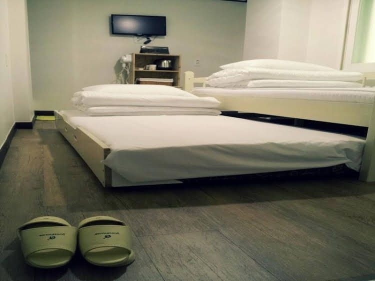 24 Guesthouse Sinchon Style1