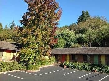 Humboldt Redwoods Inn3