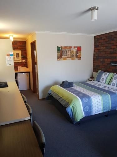 Coorrabin Motor Inn0