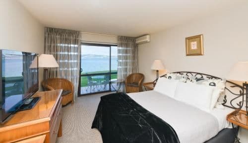 Standard Queen Room with Lake View