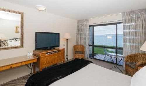 Standard Queen Room with Lake View