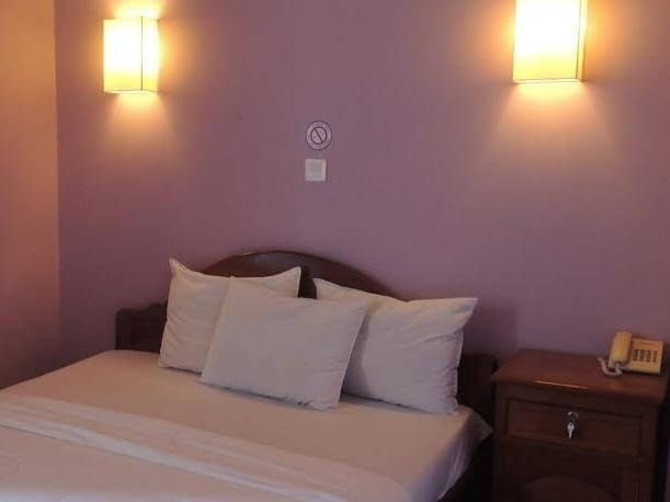 Smiley's Hotel1