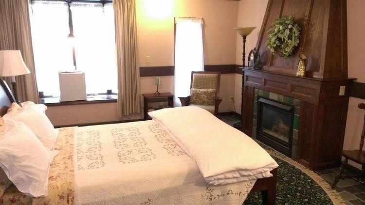 Stone Chalet Bed & Breakfast Inn4
