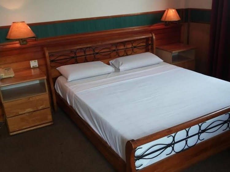 Hotel Holiday Park0
