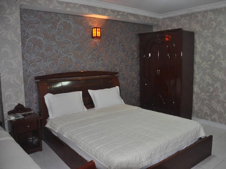 Lucky Hotel0