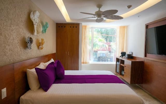 DOUBLE DELUXE KING BED