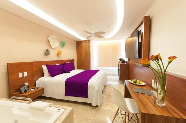 DOUBLE DELUXE KING BED