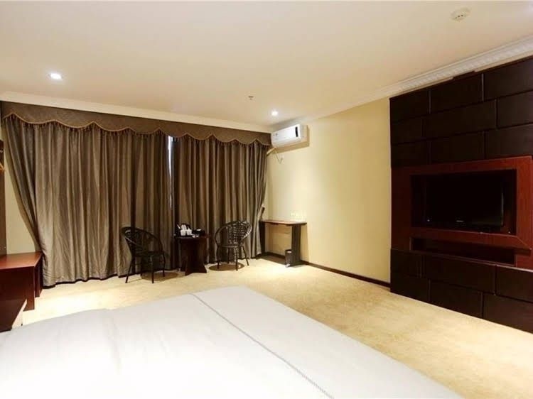 M.R Hotel0