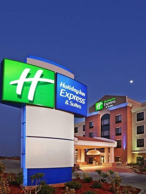 Holiday Inn Express Hotel & Suites Floresville0